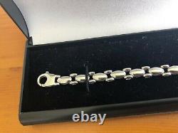 9CT Gold, White Gold Bracelet, weight 9.8 grams. Complete with box