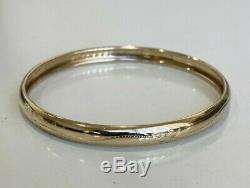 9ct solid gold engraved bangle 9.13g