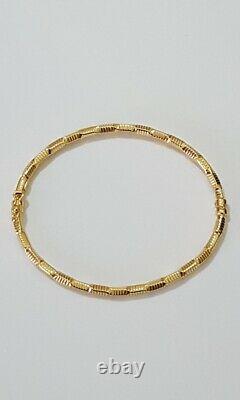 Beautiful 9ct Gold 62x50mm Hinged Bangle with locking clasp and aligning tongue