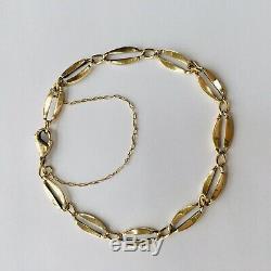 Lovely 9 Ct Gold Classic Bracelet, Oval Shaped Links and Clasp End 5.9 Grams